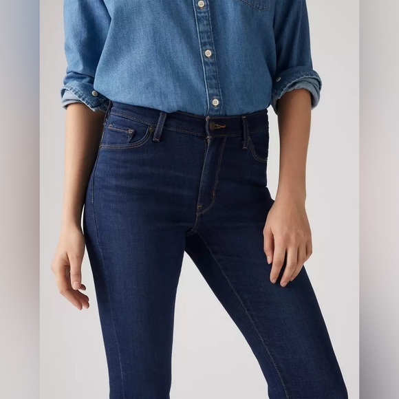 Women’s Levi’s Classic Straight Size 8 Medium Wash Jeans - Picture 4 of 9